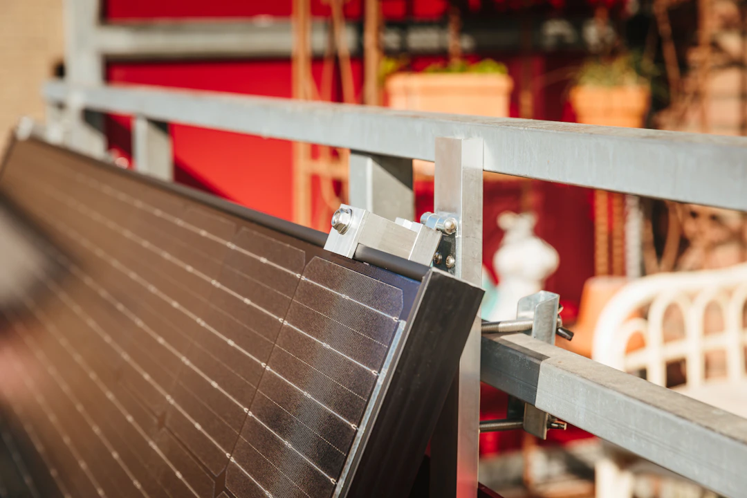 Stecker-Solaranlage mit mehreren Modulen am Balkon