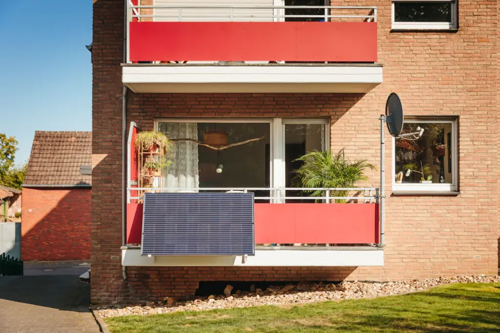 Balkonkraftwerk mit Solarmodulen am Balkon