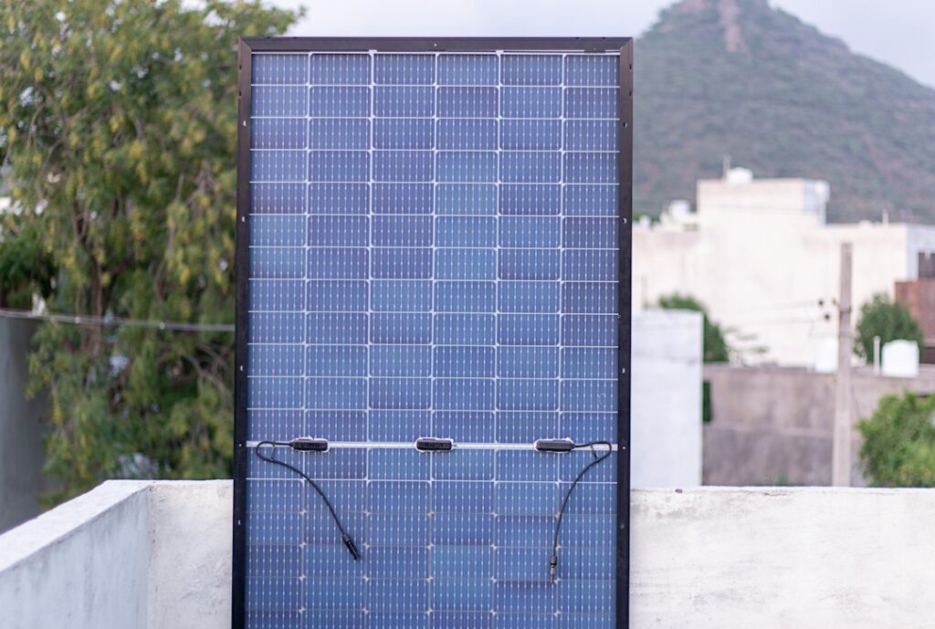 Bifaziales Solarmodul mit nutzbarer Vorder- und Rückseite
