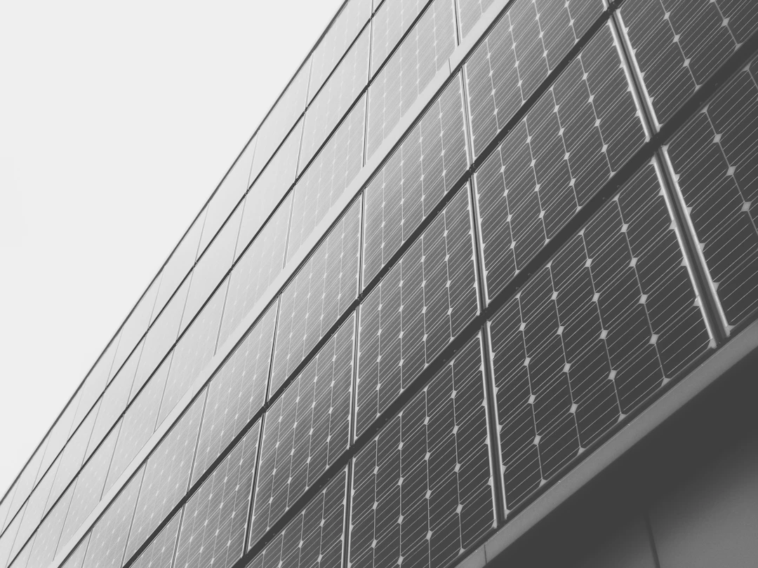 Solarmodule an der Außenfläche eines Gebäudes