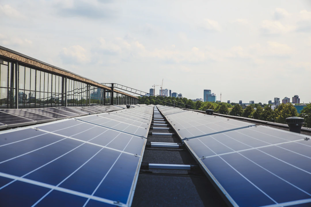 Photovoltaikmodule auf einem großen Flachdach