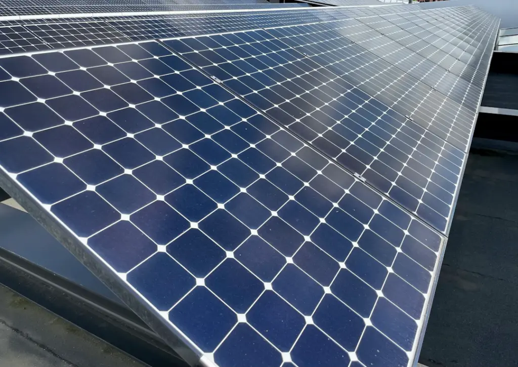 Photovoltaikmodule auf Montageschienen auf einem Dach
