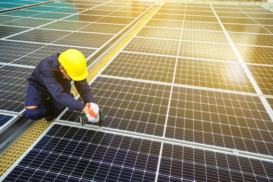 Monteur bei der Installation einer Photovoltaikanlage