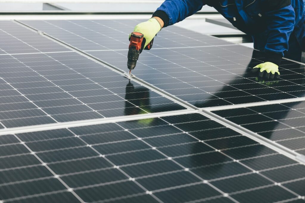 Installation von Solarmodulen für die Planung eines PV-Strings