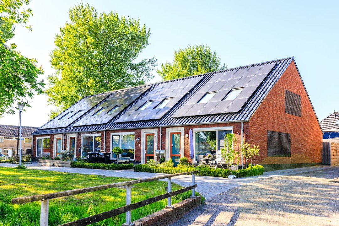 Modernes Wohnhaus mit großer Photovoltaikanlage bei sonnigem Wetter