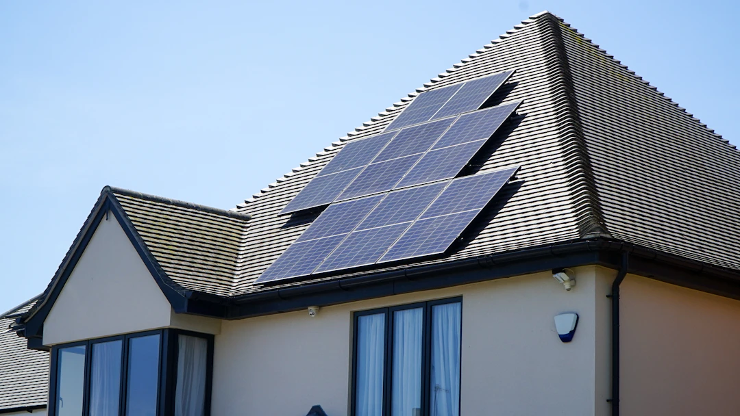 Solarmodule auf einem geneigten Hausdach