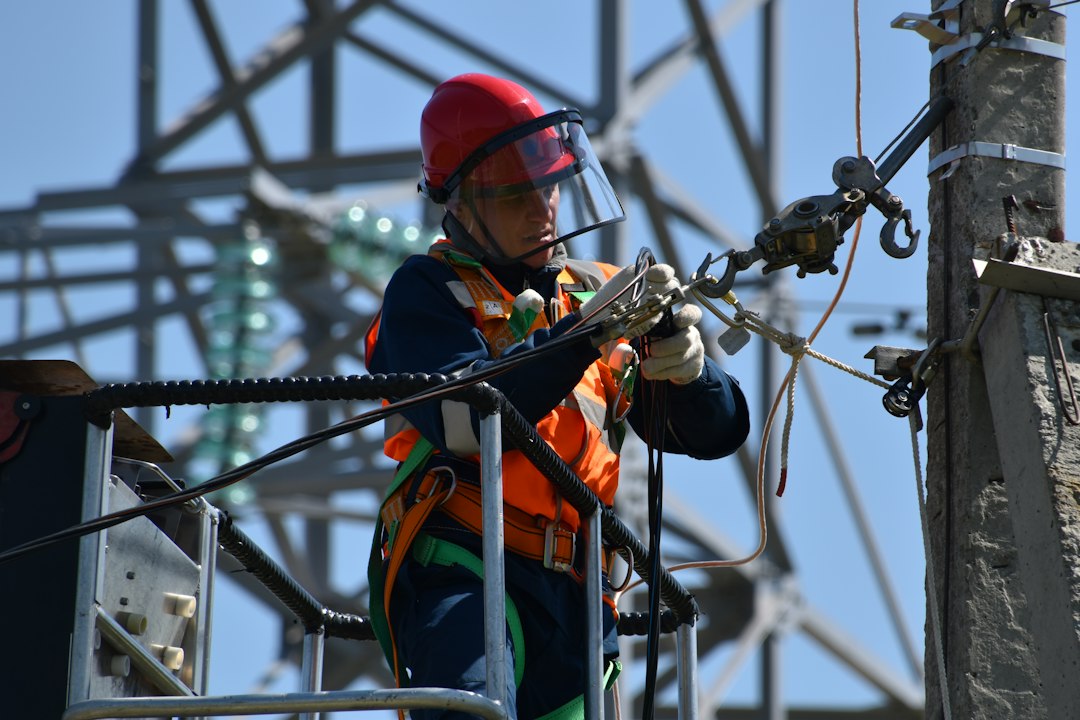 Elektriker bei Arbeiten an elektrischen Kabeln