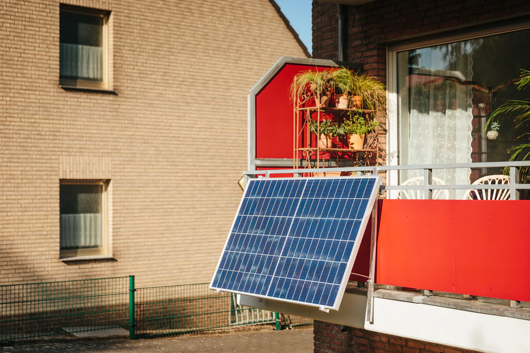 Solarmodule an einem Stadtbalkon mit Geländerbefestigung