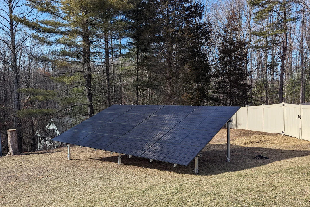 Kleine bodenmontierte Solaranlage mit Solarmodul-Ständer
