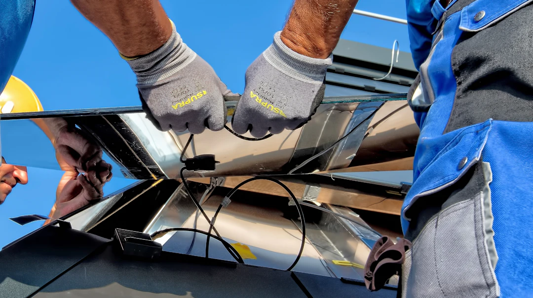 Montage eines Solarmoduls auf einer Fahrzeugfläche