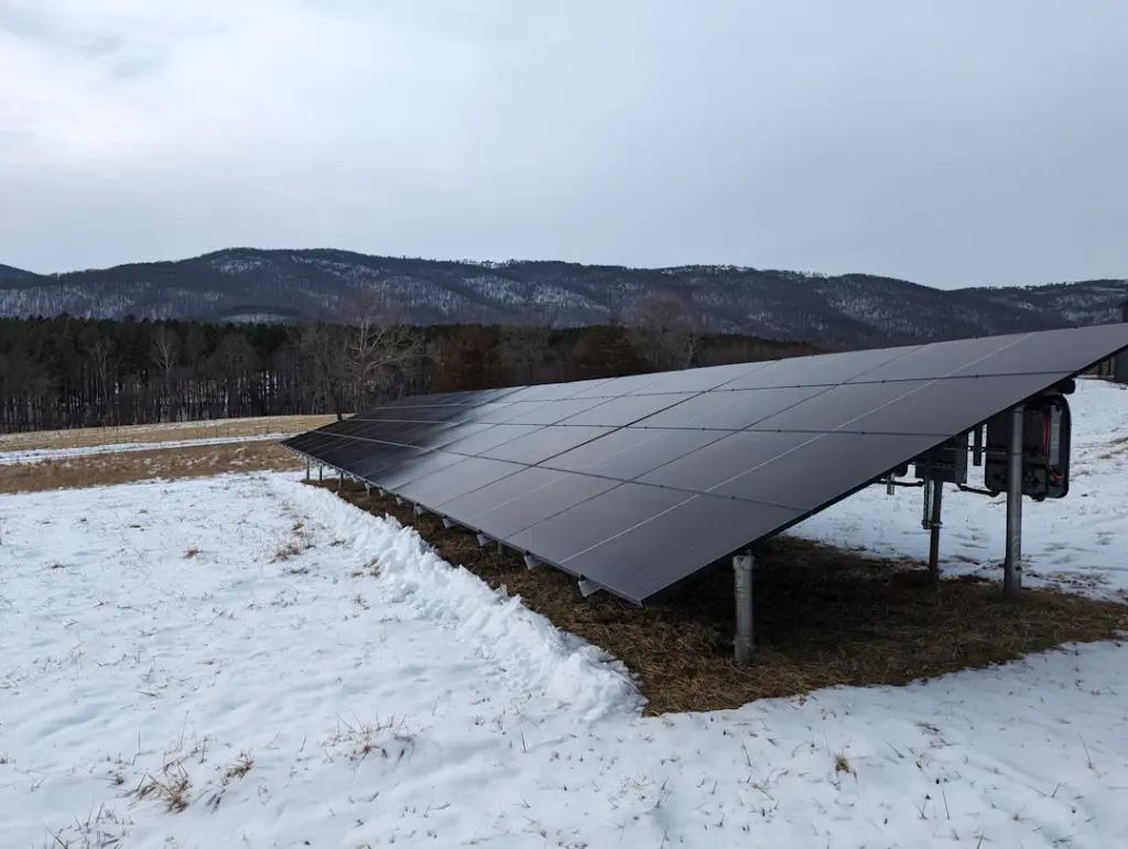 Freistehende Solarmodule auf einer Boden-Aufständerung