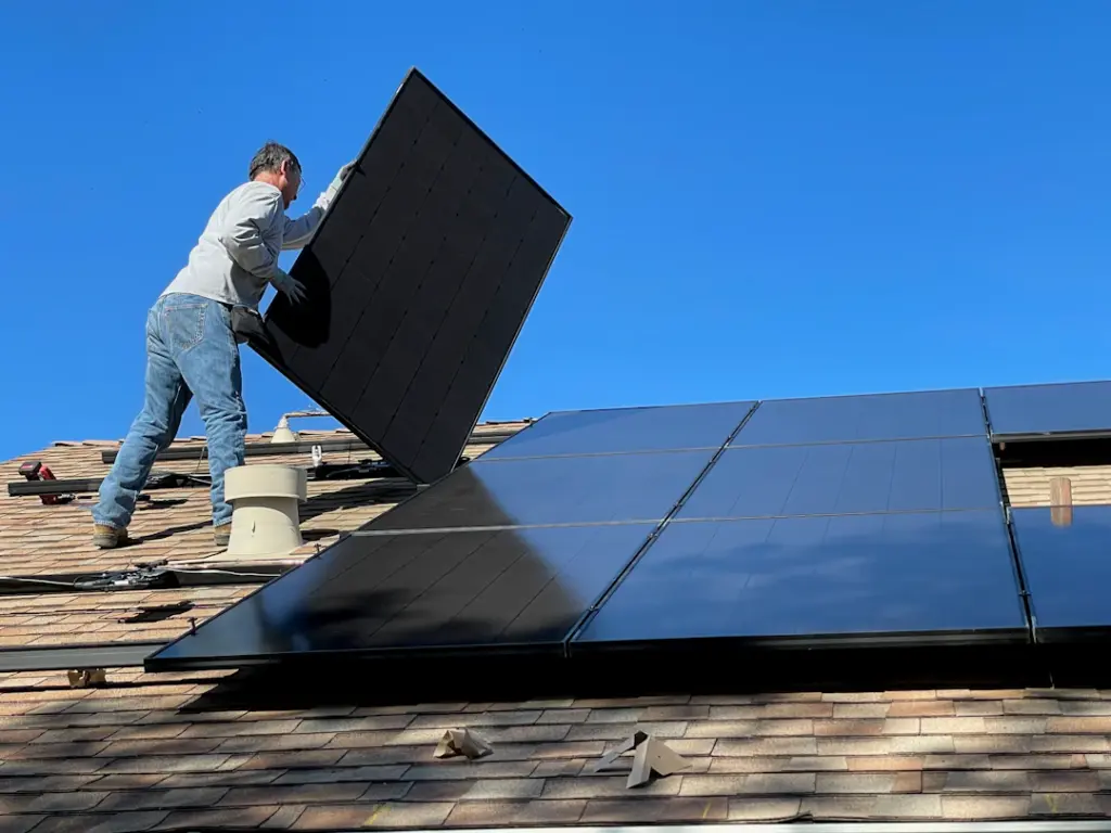 Montage von Solarmodulen auf einem Hausdach