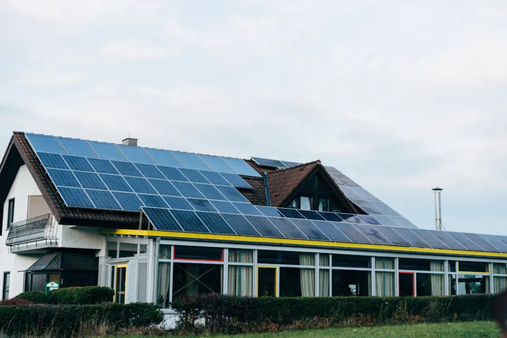Solarmodule an einem modernen Gebäude