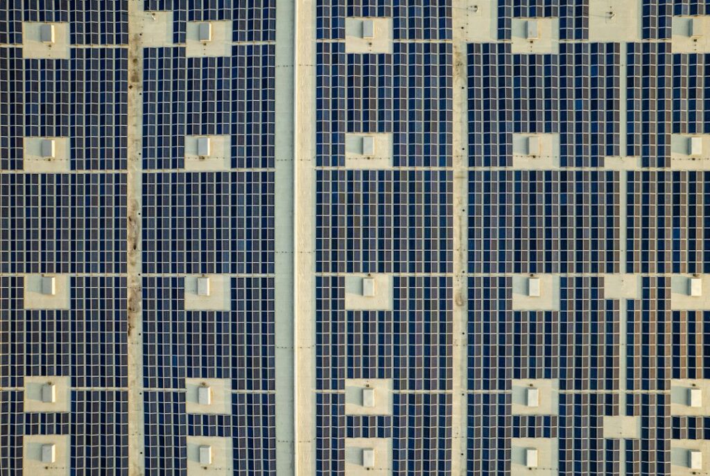 Solarmodule auf einem Dach als Vergleich für 400, 450 und 500 Watt