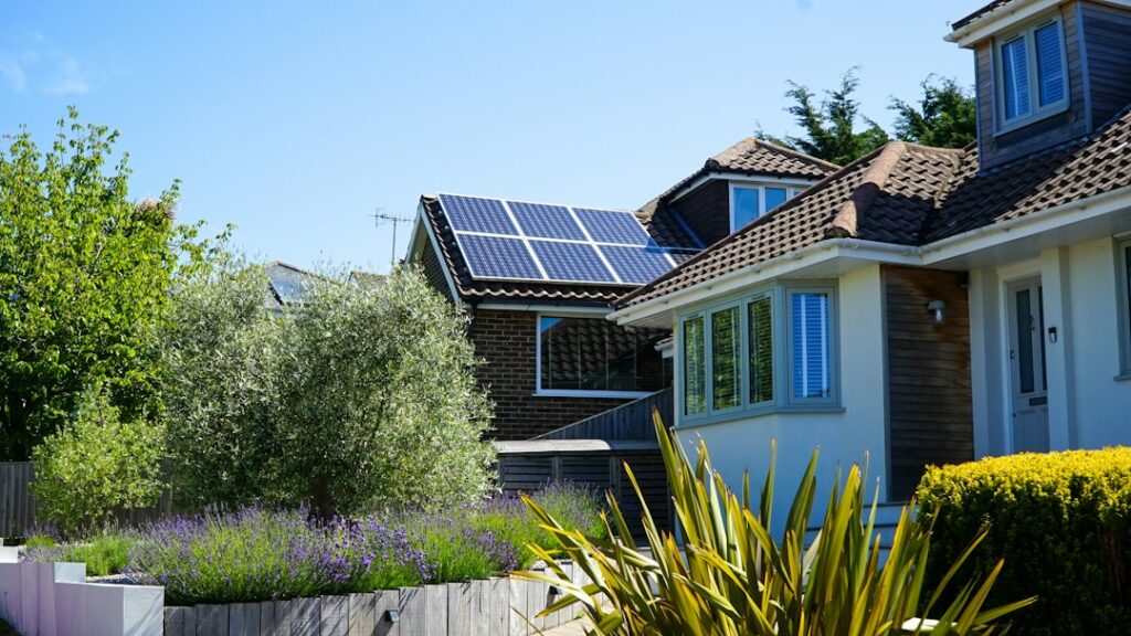 Photovoltaikmodule auf einem Hausdach im hellen Sonnenlicht