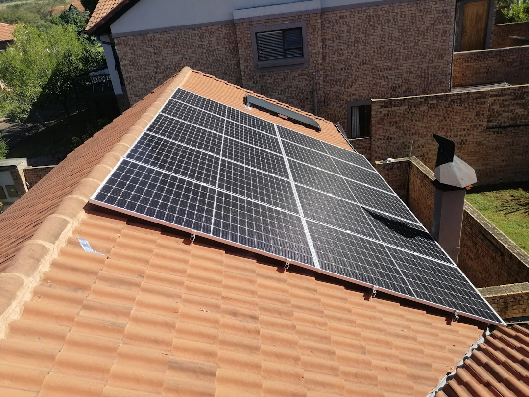 Photovoltaikmodule auf einer Dachmontage mit Montageschienen